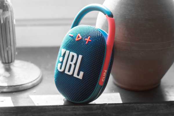 JBL Clip 4 har distinkte knapper og en tydelig logo.