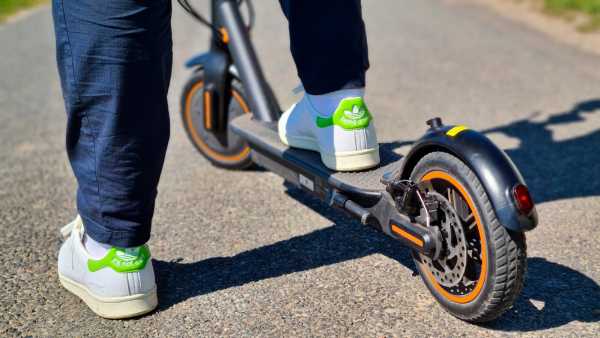 Electric Scooter test E WAY E350 rear wheel disc brake and light one foot on deck
