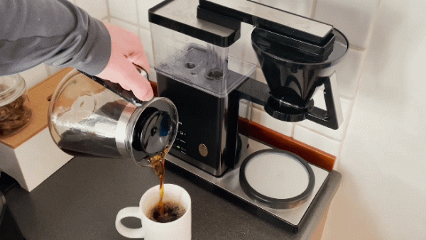 Melitta Aroma Signature Deluxe pouring coffee GIF